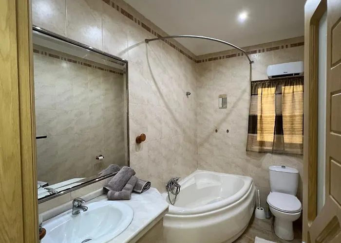 Serene Haven With Three Spacious Bedrooms Apartamento