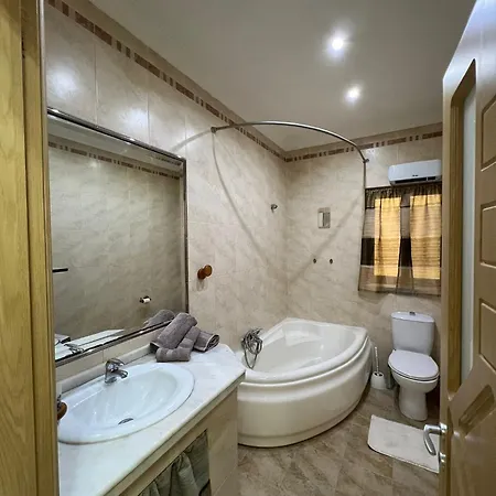 Serene Haven With Three Spacious Bedrooms شقة